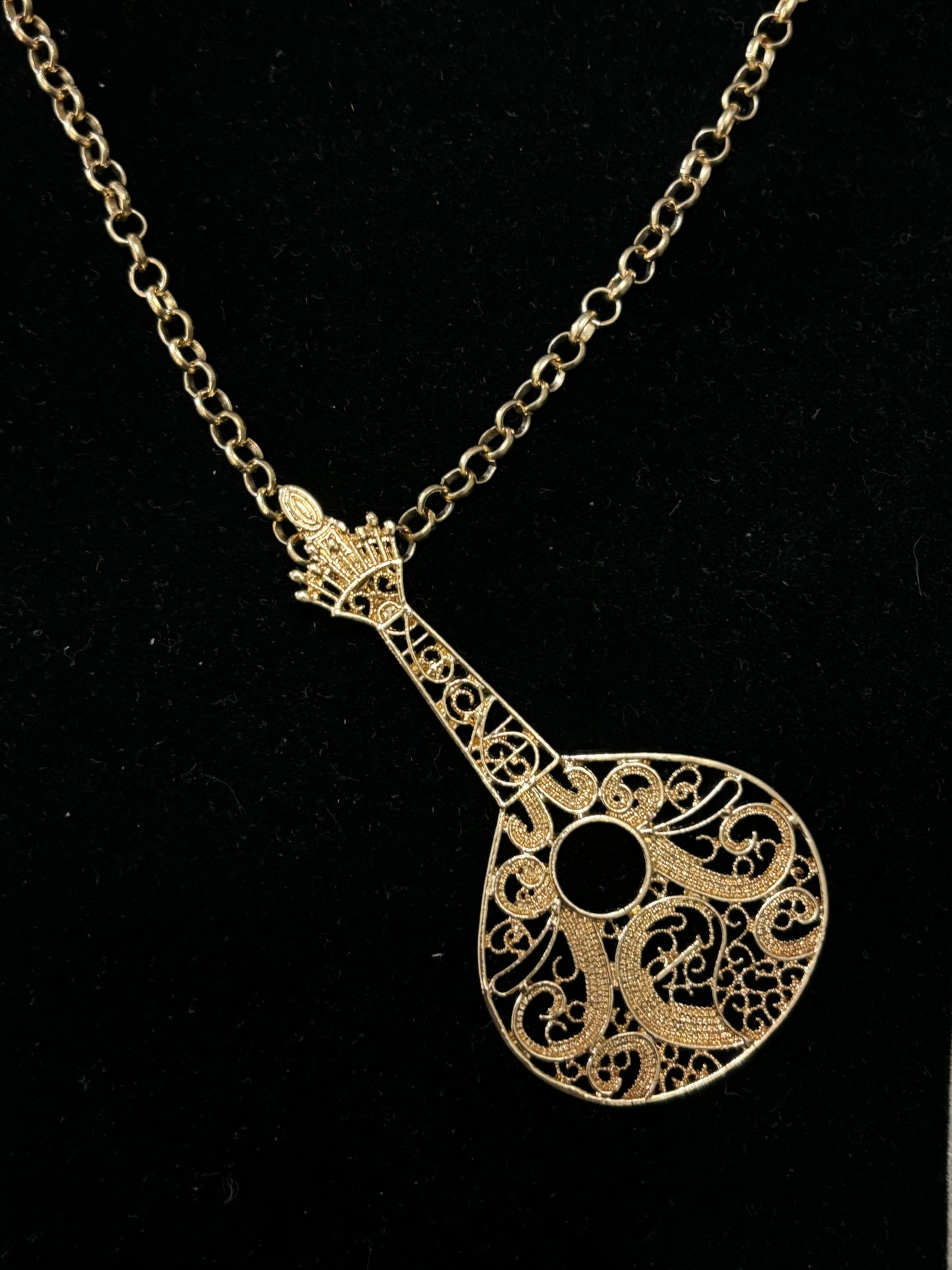 CHAINE AVEC PENDENTIF GUITARA DE FADO