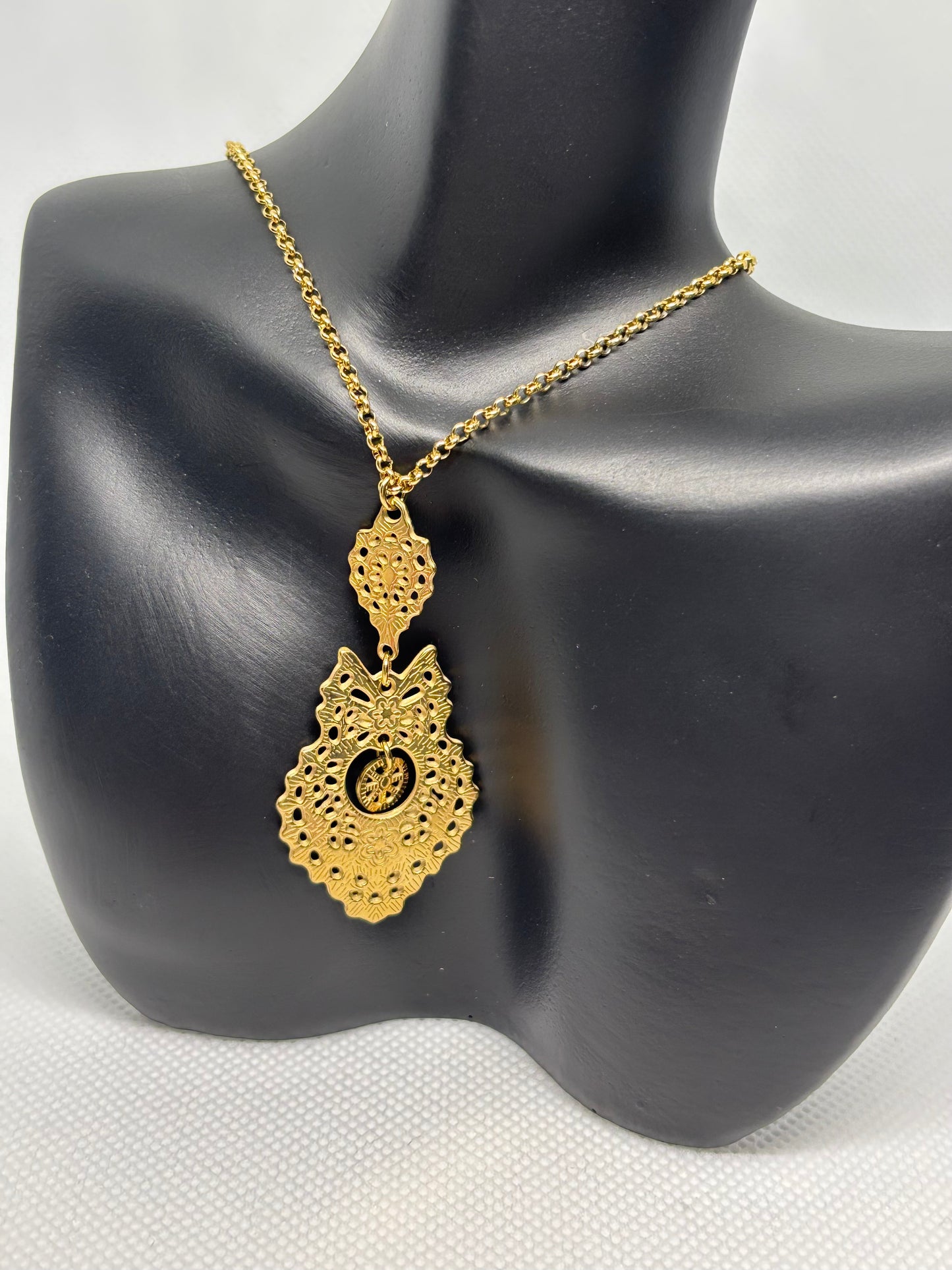 COLLIER AVEC PENDENTIF D6