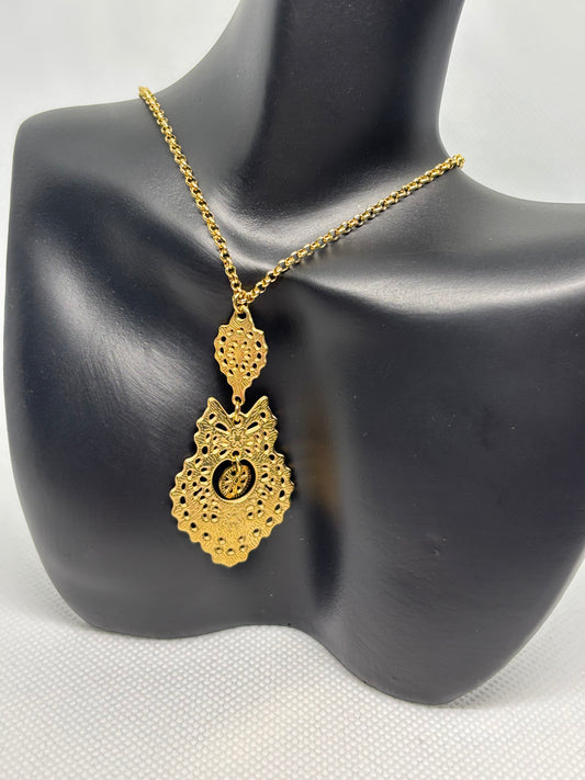 COLLIER AVEC PENDENTIF D6