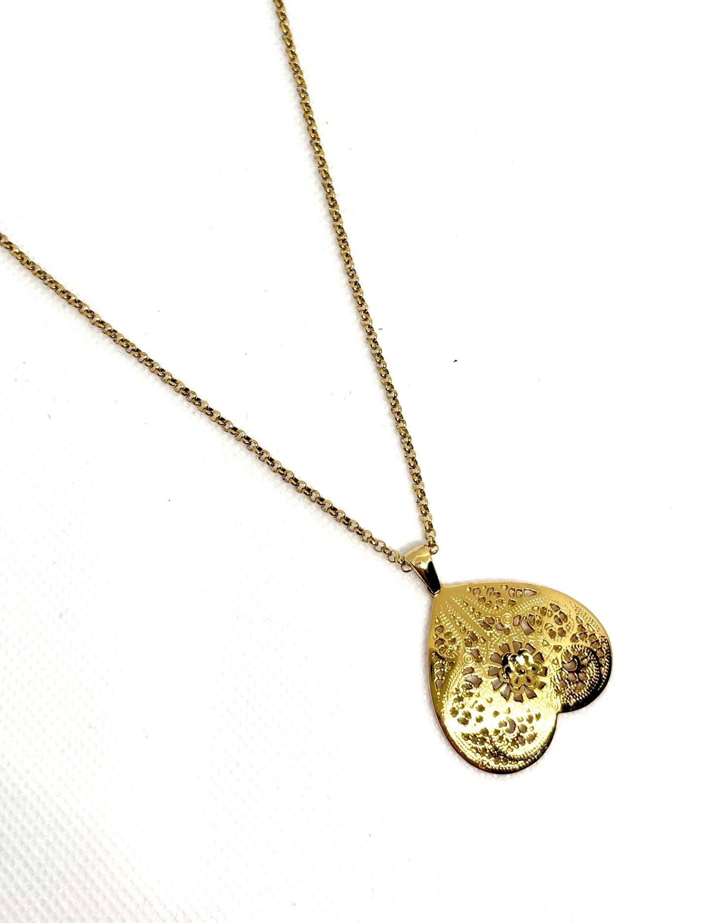 COLLIER AVEC PENDENTIF D8