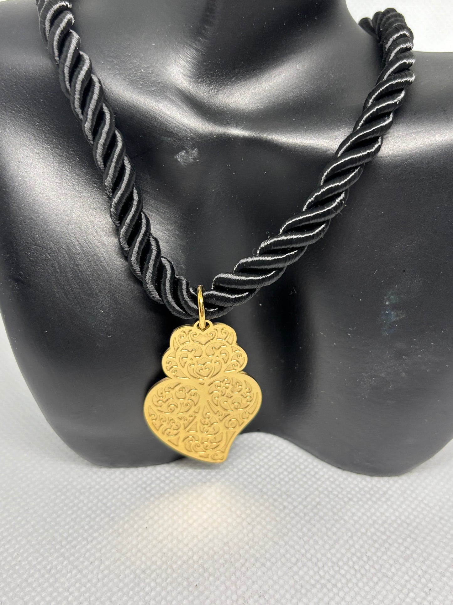 COLLIER NOIR AVCE CORACAO DE VIANA